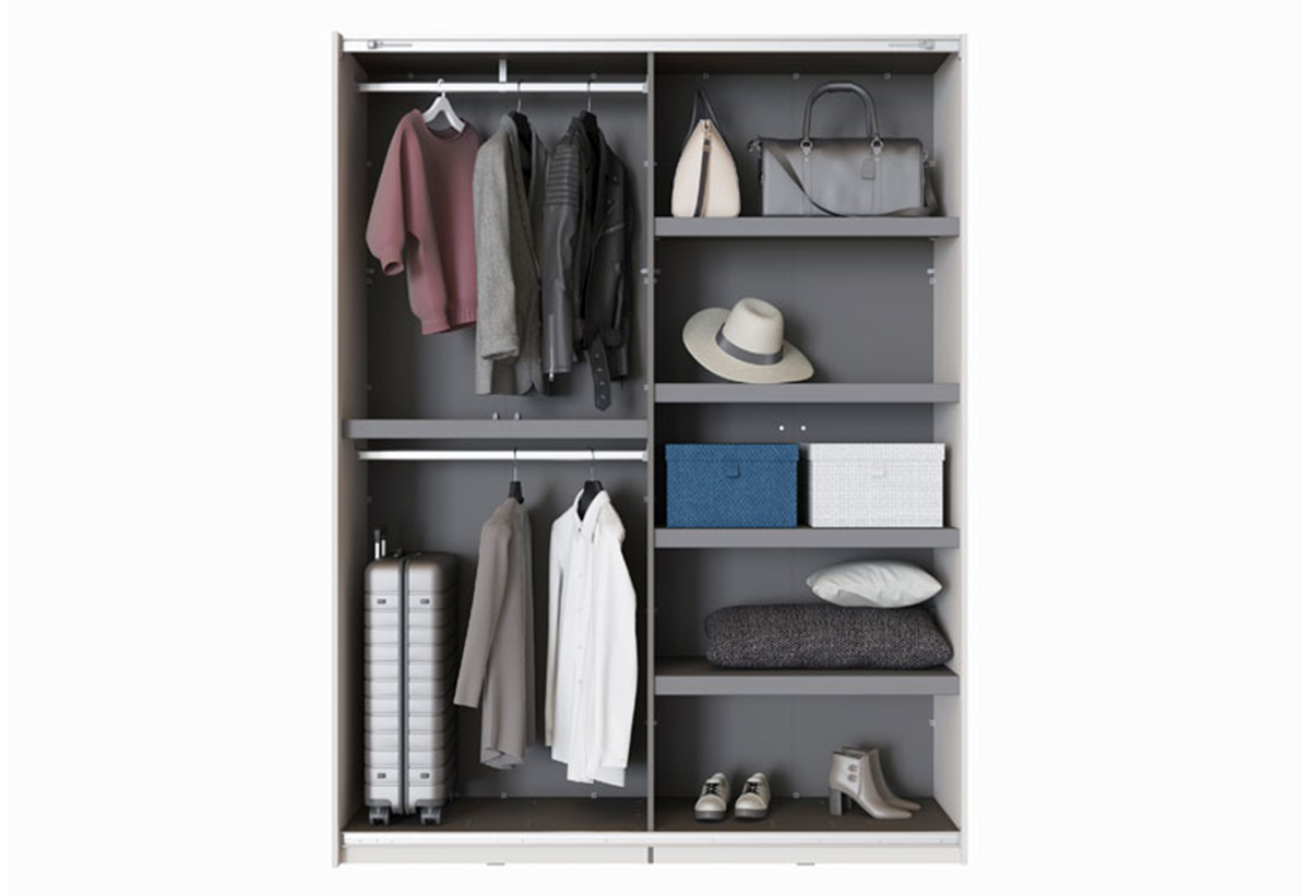 Απεικονίζεται η ντουλάπα ανοιχτή γεμάτη ρούχα και άλλα αντικείμενα.